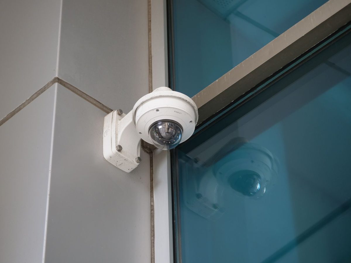 建物の外壁に設置されたドーム型の防犯カメラ