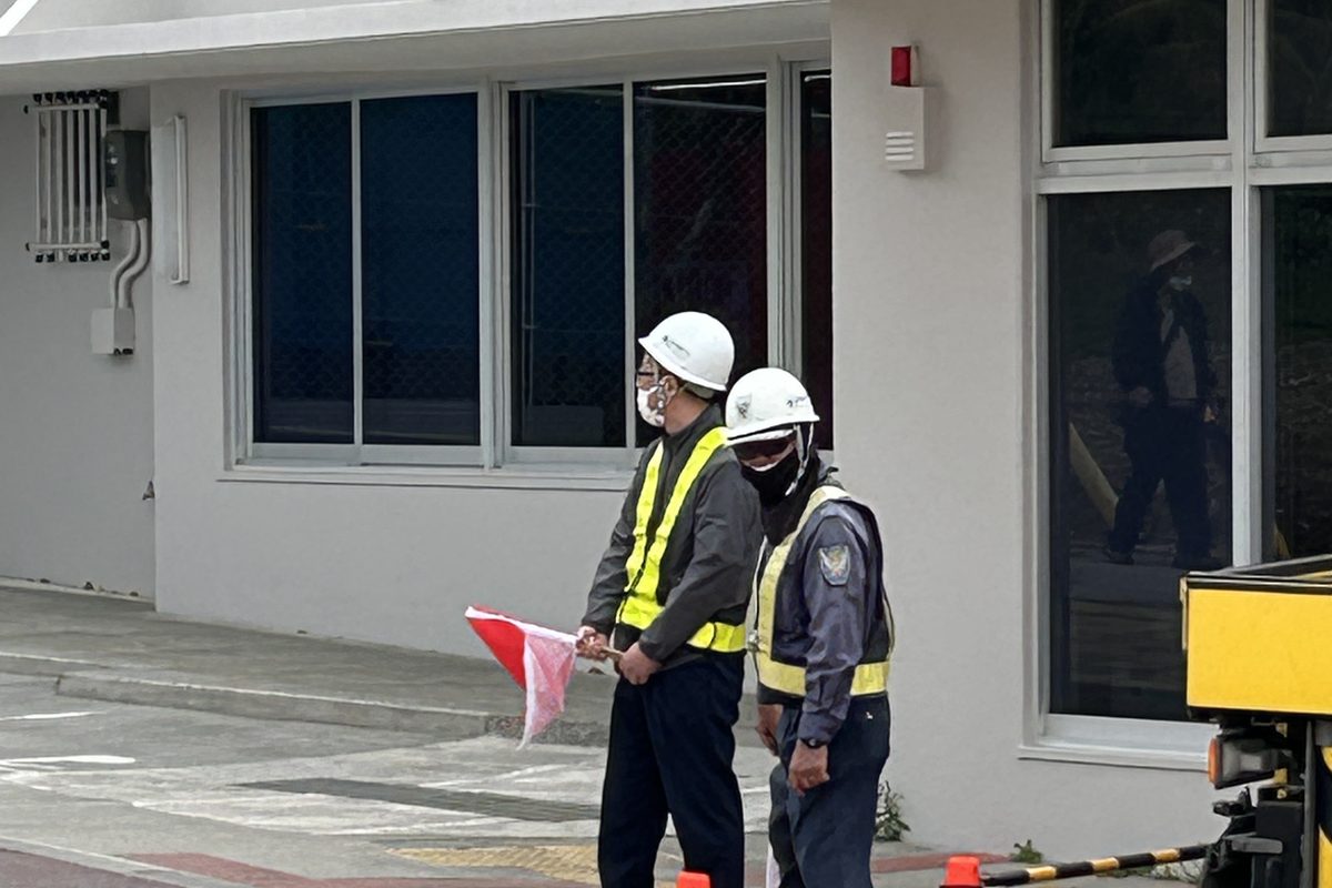 施設の出入口で警戒にあたる警備員