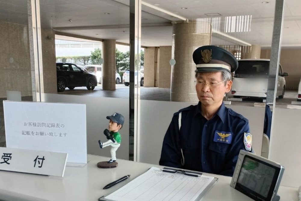 施設の受付で出入管理を行う警備員