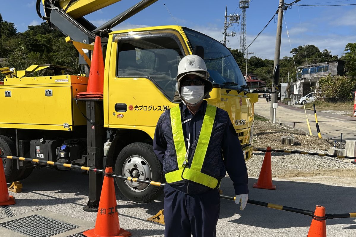 工事現場で交通誘導にあたる沖縄警備の警備員