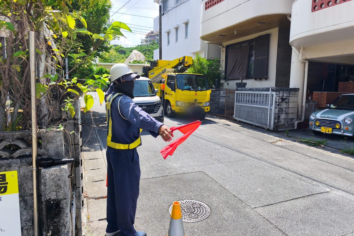 住宅街の電気工事現場での交通誘導